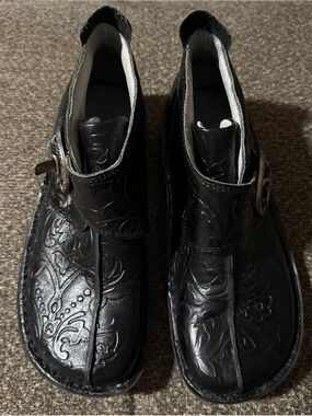 Algeria Women’s Black Embossed Leather Buckle Shoes